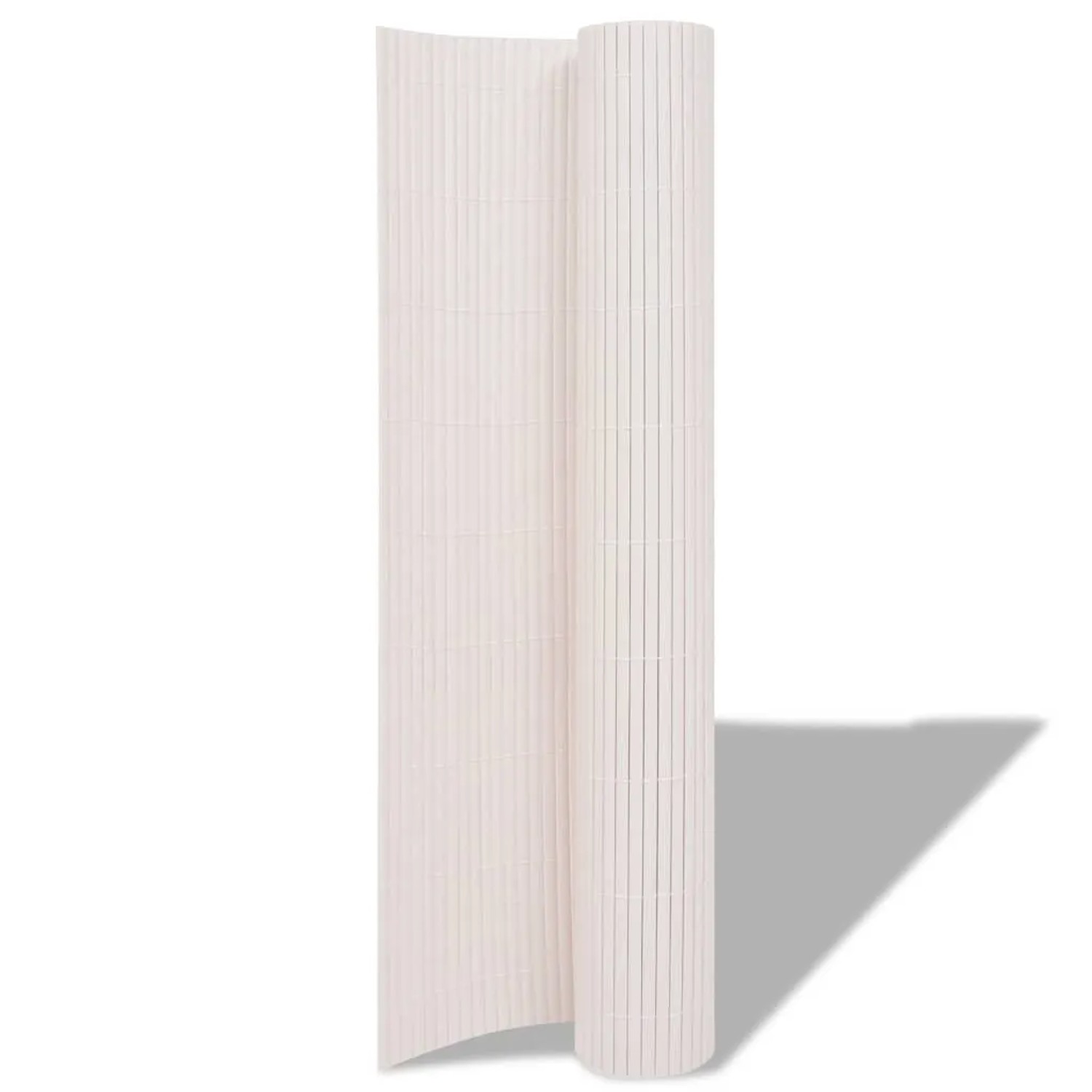 Flexibler weißer PVC Gartenzaun, teilweise aufgerollt, mit vertikalen Latten für Garten und Balkon.
