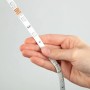 Hand hält weißen Brilo LED-Strip RGB, 10 m, mit Farbwechsel.