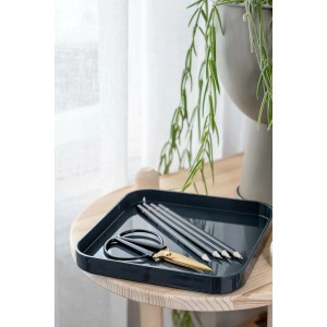 Grauer SmartStore Compact Square Deckel als Ablage mit Schere und Stiften.