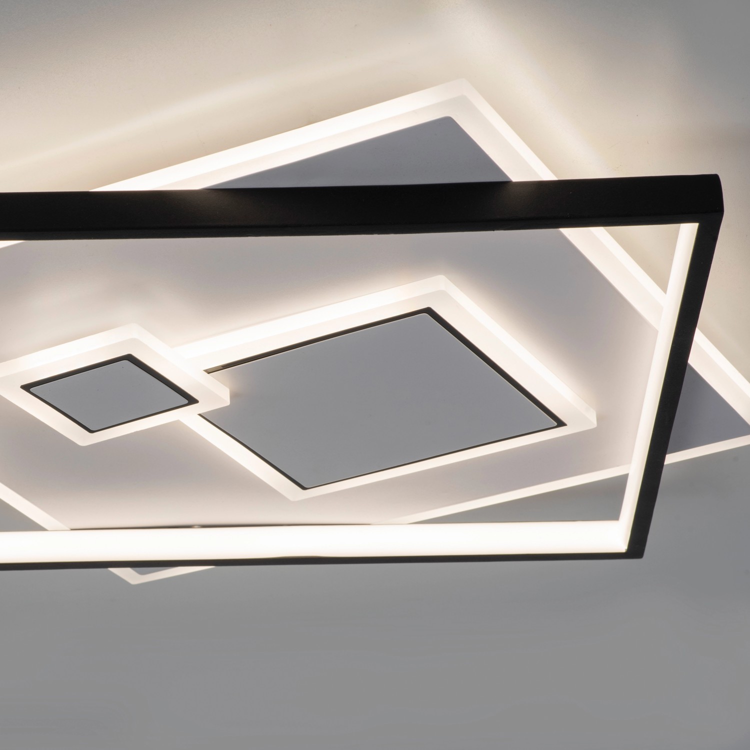 Moderne LED-Deckenleuchte Mailak in Weiß und Schwarz, 57x57 cm. Quadratisches Design mit warmweißem Licht.