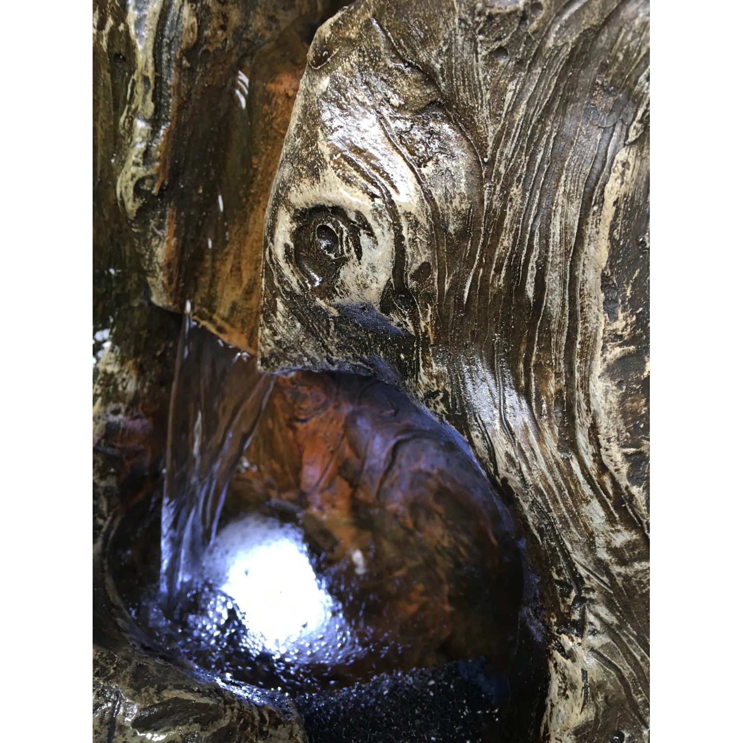 Detailaufnahme des Silex Kunststeinbrunnen Amber mit Wasserlauf und Beleuchtung.