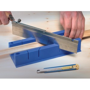 LUX Gehrungsschneidlade 248 mm mit Handsäge beim Kürzen eines Holzstücks.