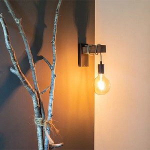 Industrielle Wandleuchte Gallow von QAZQA in Schwarz und Braun mit Holzelement.