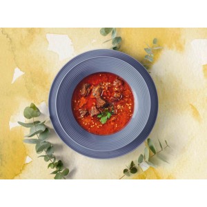 Seltmann Weiden Beat Coor Glaze Suppenteller, Fliederblau, gefüllt mit Suppe. Geschirr mit Rillenstruktur.