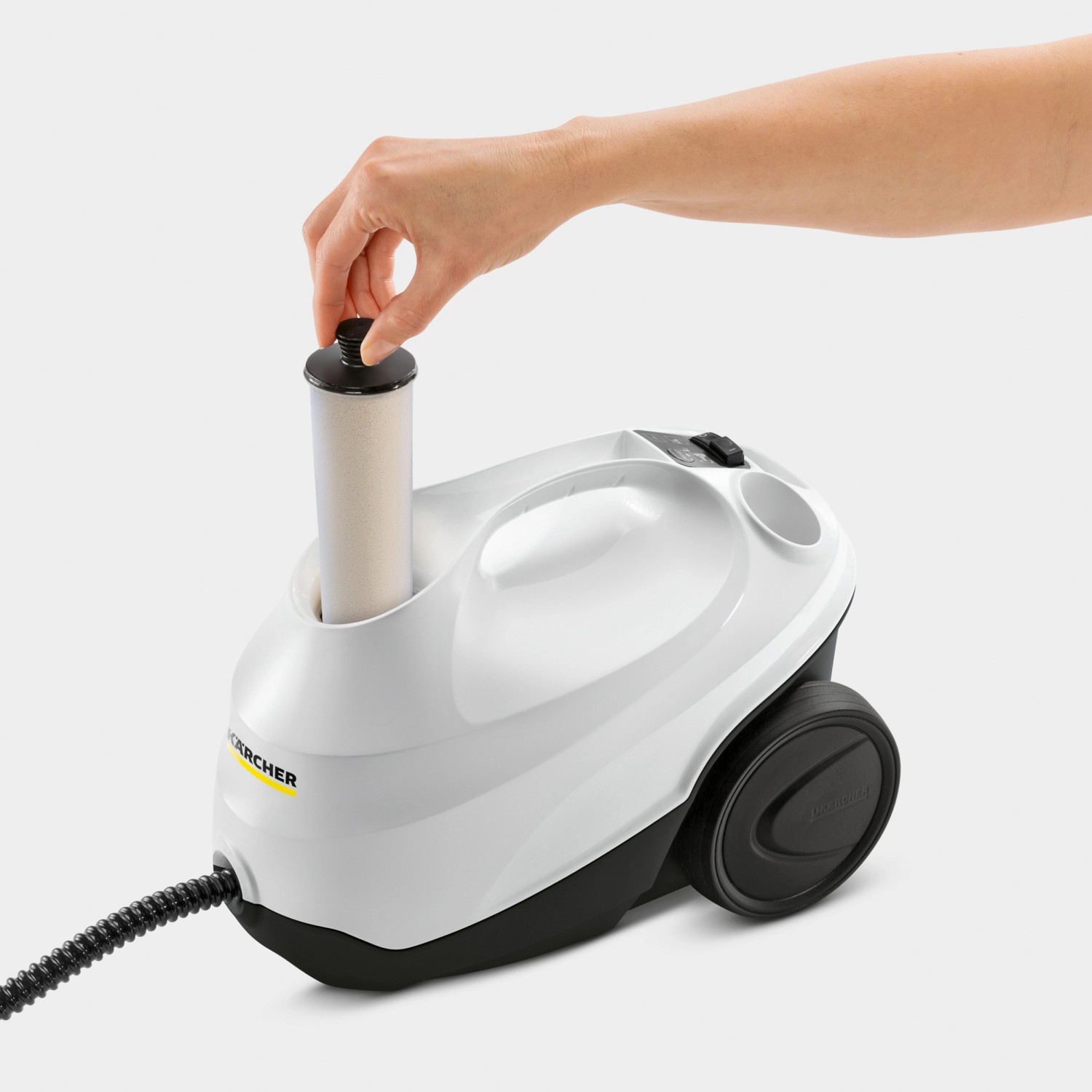 Weiß-schwarzer Kärcher Dampfreiniger SC 3 EasyFix mit eingesetzter Entkalkungskartusche.