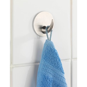 Wenko Wandhaken Leuca, selbstklebend, aus mattem Edelstahl mit blauem Handtuch.