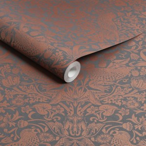 William Morris Vliestapete Strawberry Thief Grau mit Vogel- und Erdbeermuster.