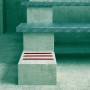 Fischer Bauklebstoff Multi MS Weiß, aufgetragen auf einer Treppe mit Metallstufen.