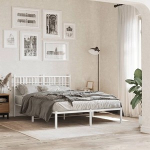 Weißes Metall-Bettgestell mit Gitter-Kopfteil in modernem Schlafzimmer. Bettrahmen 120x190 cm.