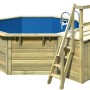 Karibu Holzpool X1 mit blauer Innenhülle, Leiter und Holzdeck. Gartenpool aus kesseldruckimprägniertem Holz.