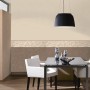 Beige-cremefarbene Vliestapete von A.S. Creation mit floralem Muster im Esszimmer.