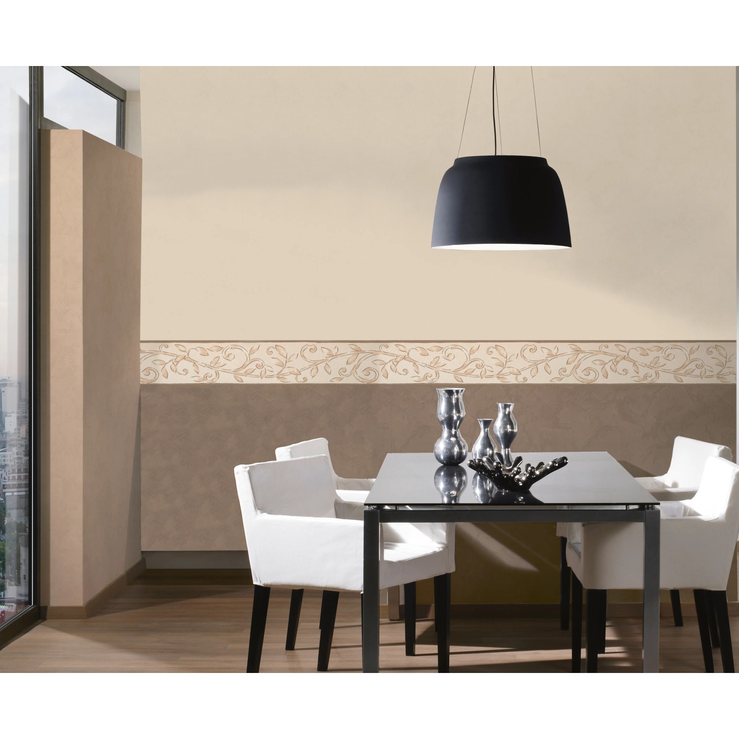 Beige-cremefarbene Vliestapete von A.S. Creation mit floralem Muster im Esszimmer.