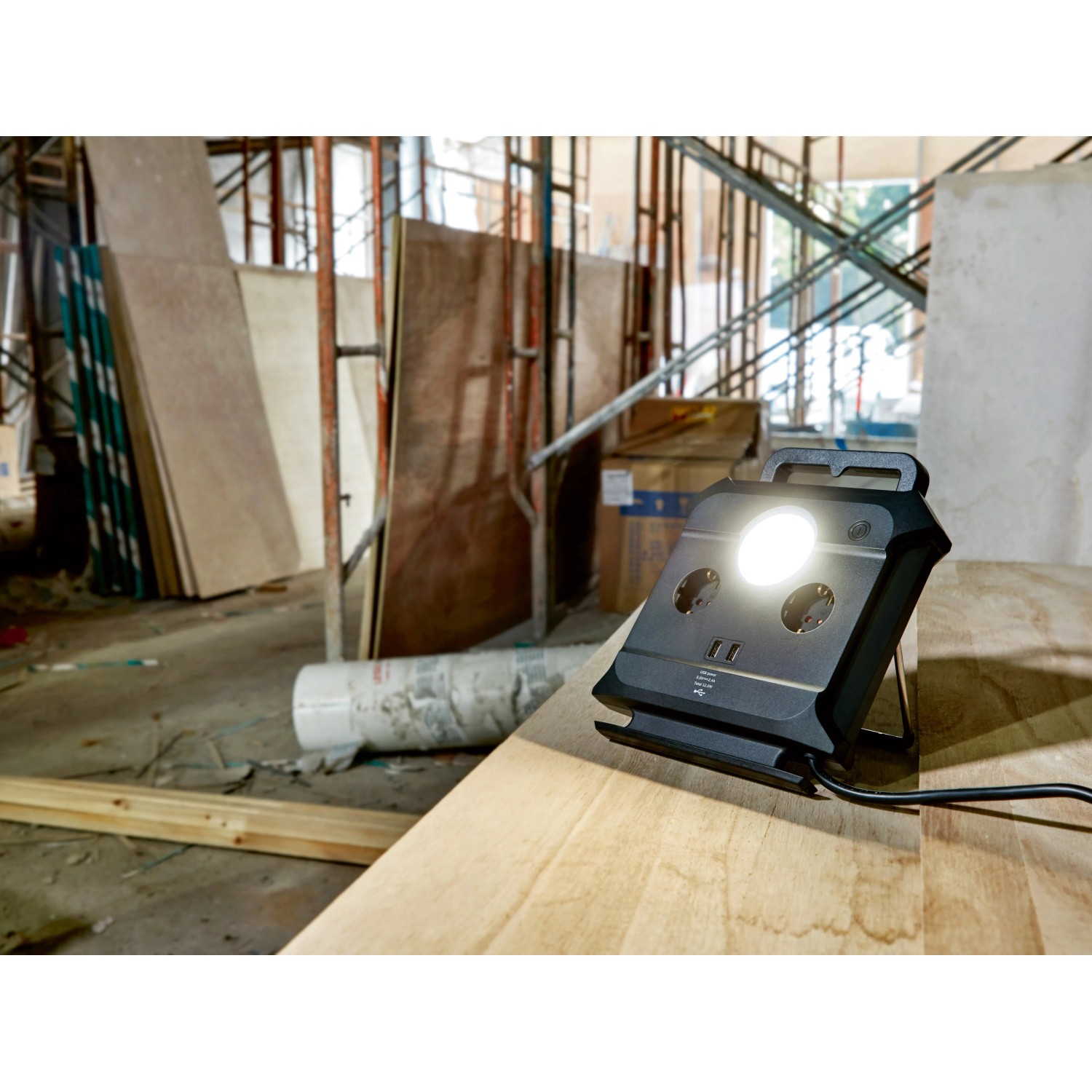 Schwarze Kabeltrommel mit USB, Leuchte und 2 Steckdosen, 1,4 m Kabel. Ideal für Baustellen.