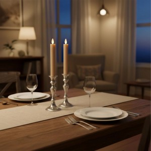6er Set LED Stabkerzen aus Echtwachs in Mocha Mousse, flackernd, 25 cm, auf gedecktem Tisch.