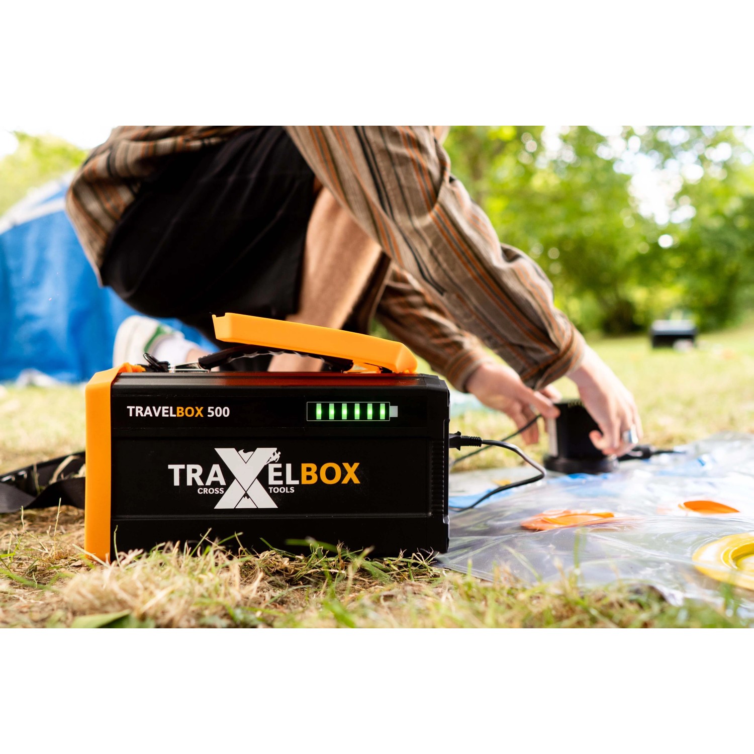 Cross Tools Travelbox 500 Power Station im Outdoor-Einsatz mit Ladestandsanzeige.