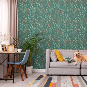 Petrolfarbene Tadessi Vliestapete mit filigranem floralem Blättermuster im Wohnzimmer. Dekorative Tapete.