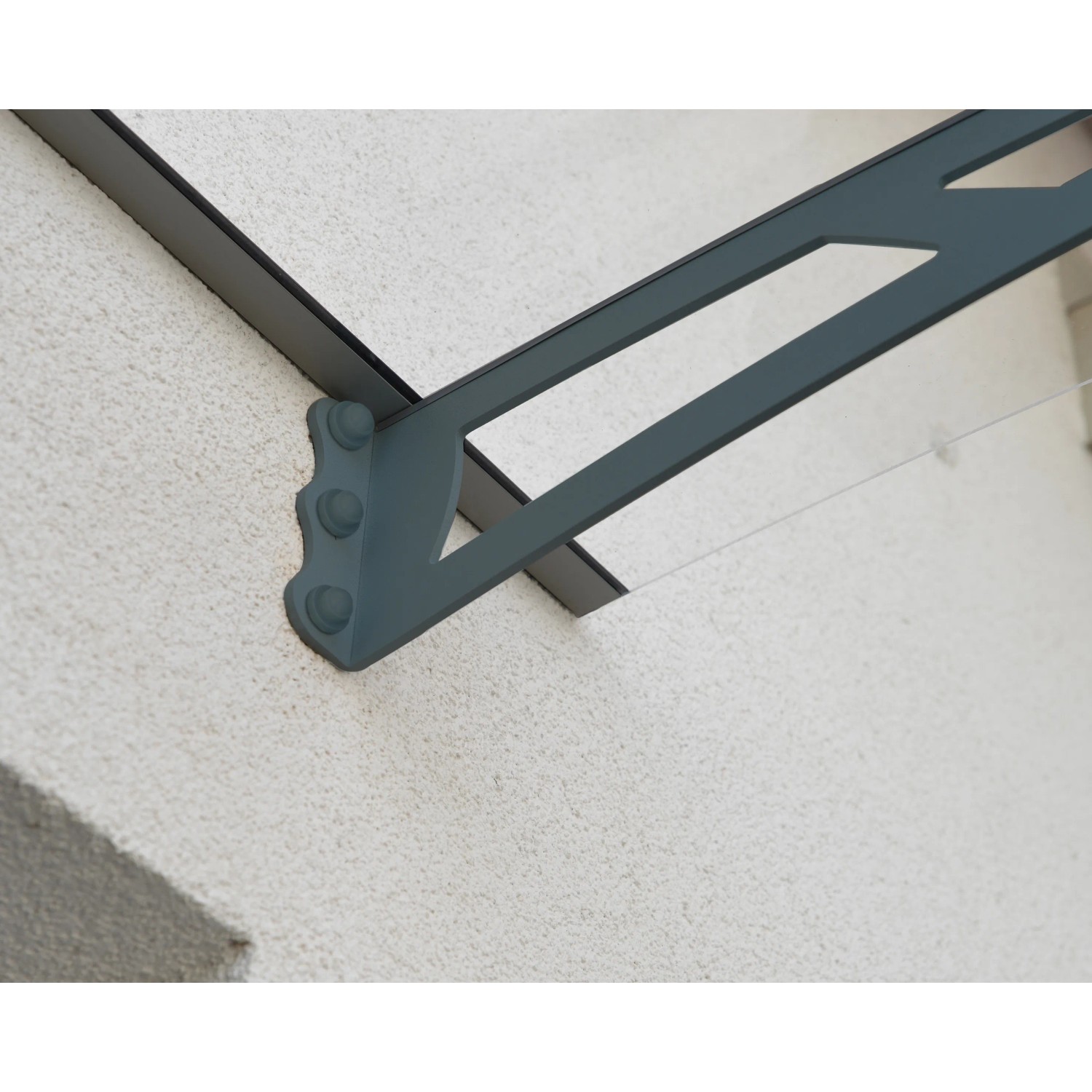Graues Palram Canopia Vordach Aquila 3 m x 0,9 m mit klarer Abdeckung, Detailansicht der Wandbefestigung.