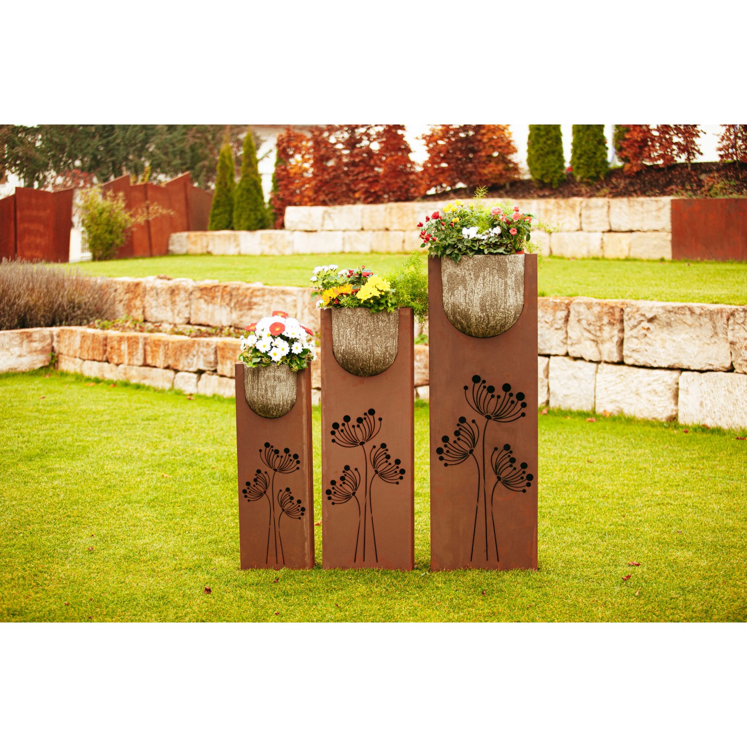 Ferrum Art Design Säulen-Set Stone, 3 Pflanzsäulen in Rostoptik mit Kalkbetontöpfen als Gartendeko.