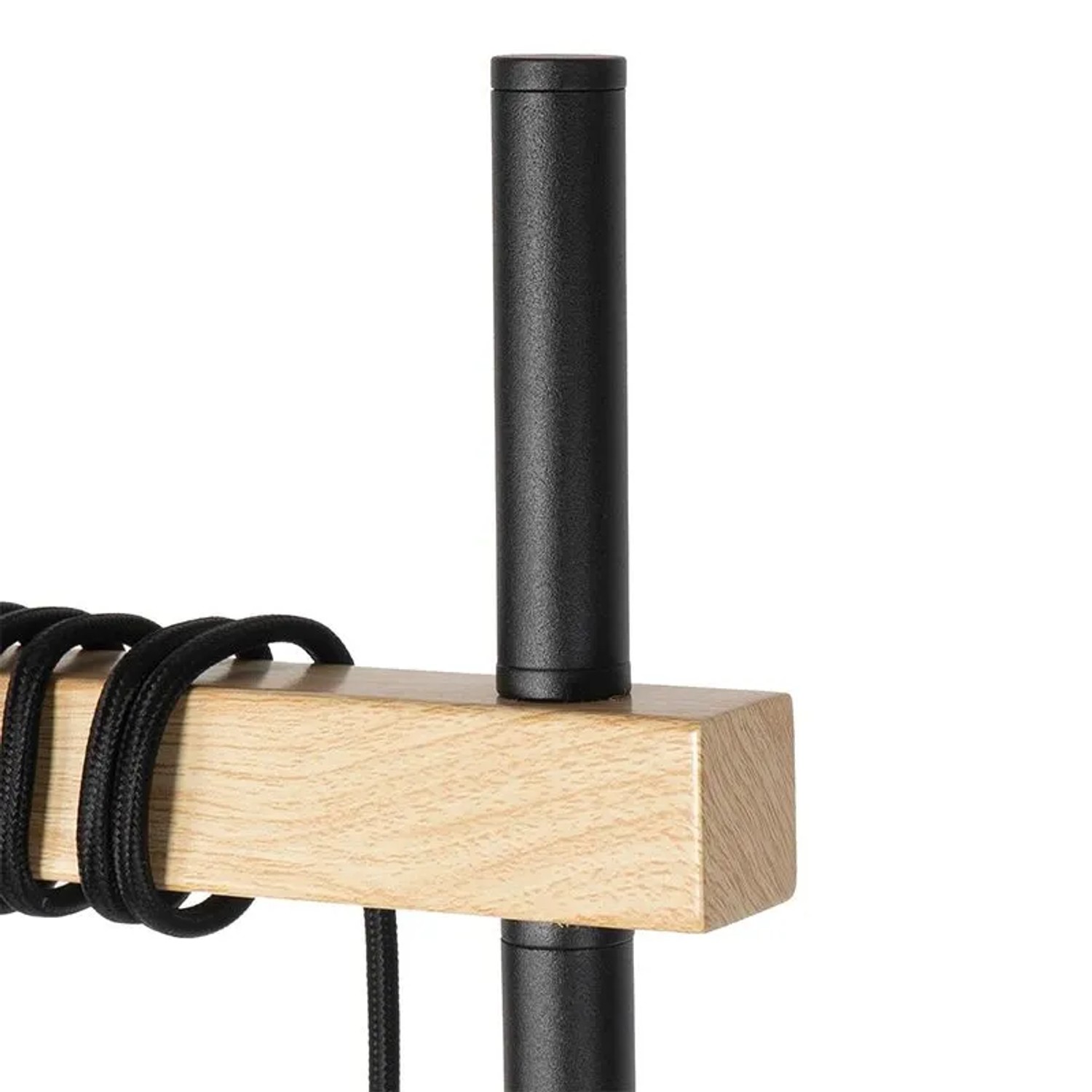 Detailaufnahme der QAZQA Land Stehlampe Chon: Schwarz, Holz, rustikaler Look.