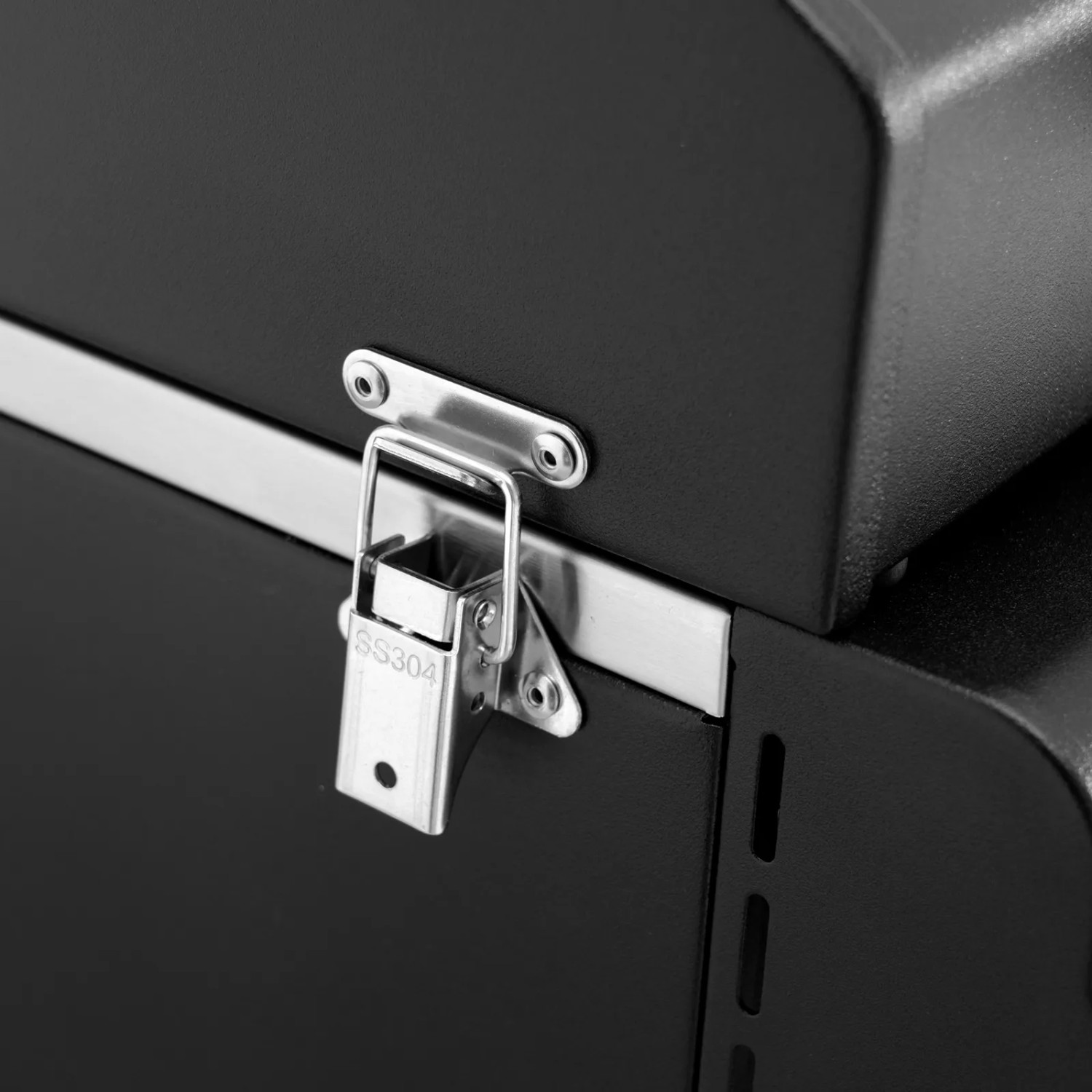 Detailaufnahme: Verschluss am Taino Platinum Compact Dark Gasgrill, Edelstahl, sicherer Halt.