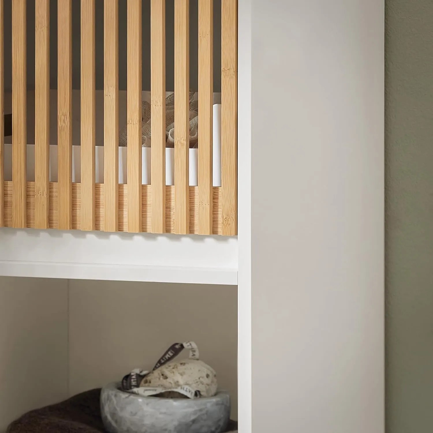 Detailaufnahme: Weißer SoBuy Hochschrank BZR127-W mit Lamellentür aus Bambus, Teil der Badmöbel-Sets.