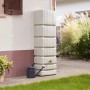 4rain Wandtank Slim 350 l in Sandbeige mit Auslaufhahn an Hauswand. Regentonne für Gartenbewässerung.