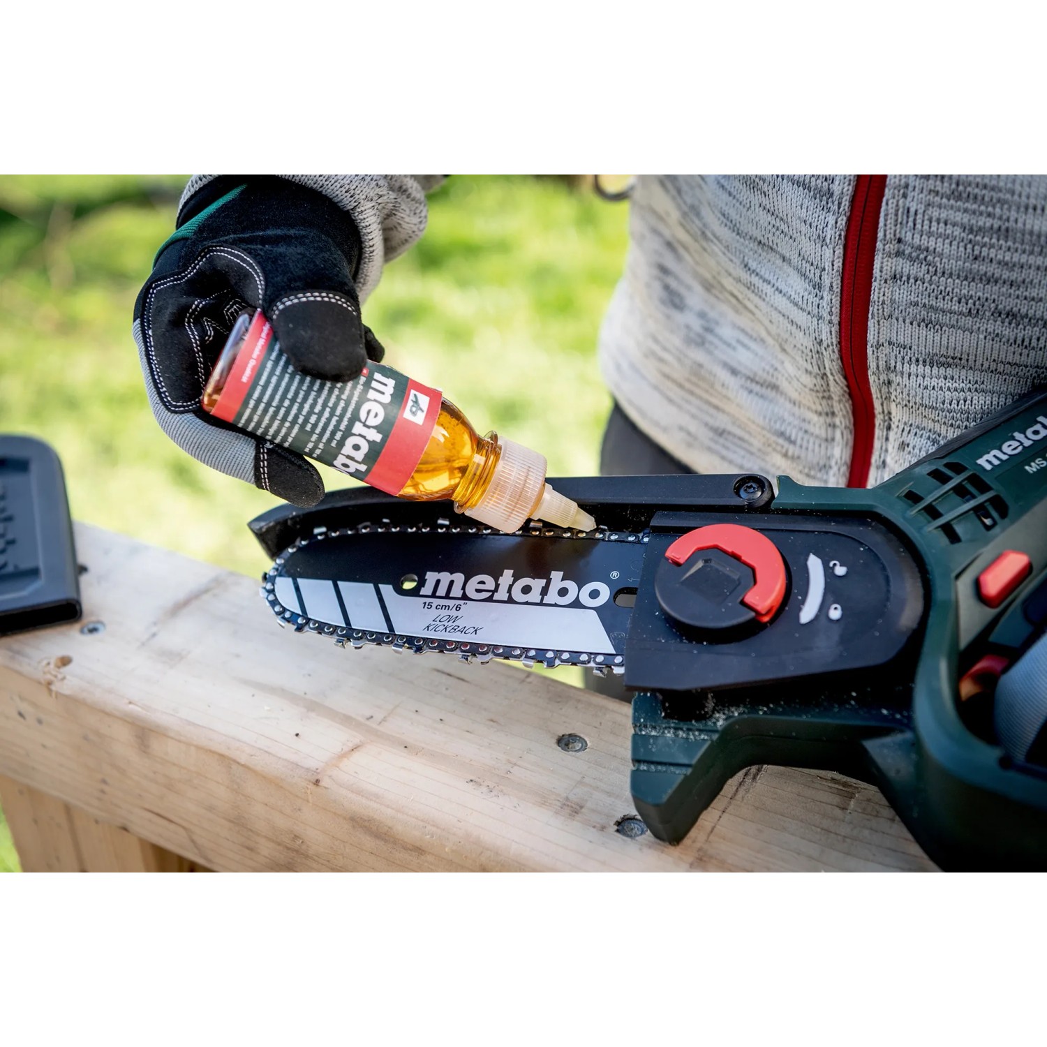 metabo Akku-Gehölzsäge MS 18 LTX 15 wird geölt.