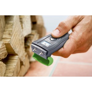 Burg Wächter Feuchtemessgerät Dry PS 7400 bei der Messung von Holzfeuchte.