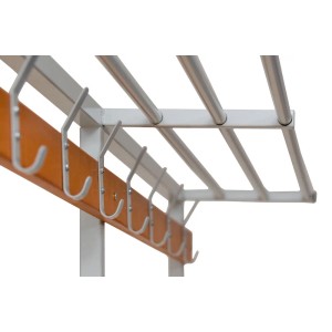 Detailansicht der PROREGAL Sitzbank Seal mit Hakenleiste und Hutablage.