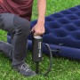 Bestway Air Hammer Handpumpe (1,85 L) beim Aufpumpen einer Luftmatratze.