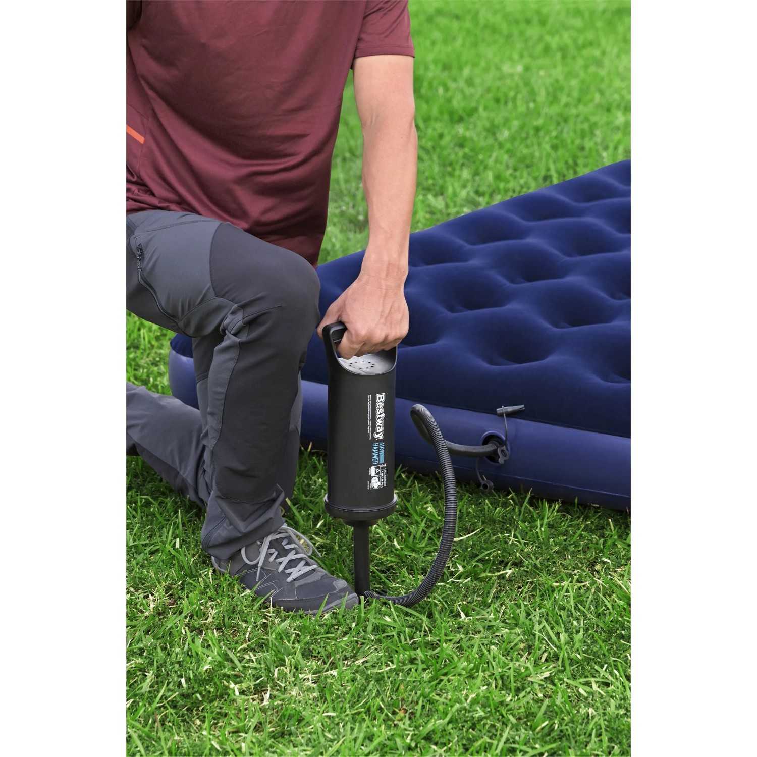 Bestway Air Hammer Handpumpe (1,85 L) beim Aufpumpen einer Luftmatratze.