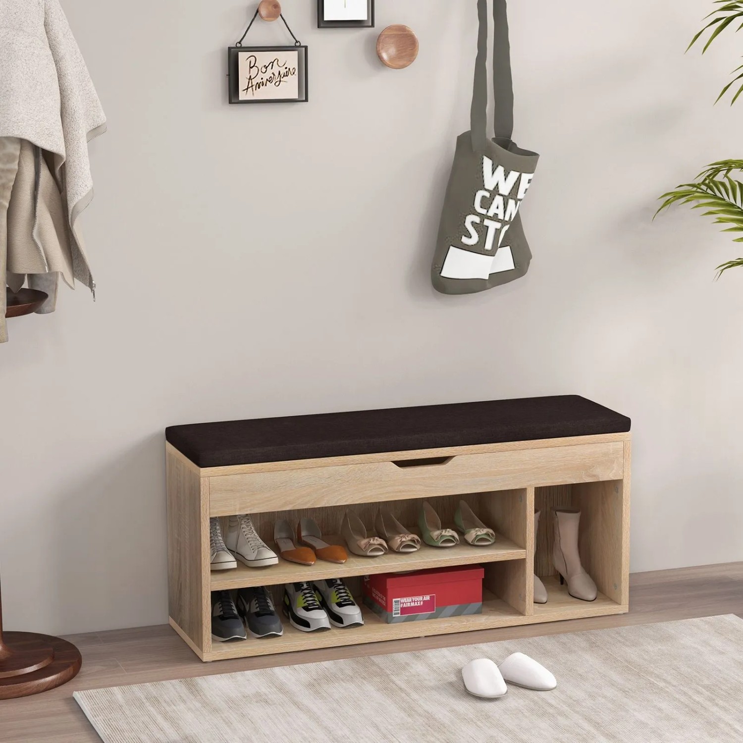 Helle Schuhbank mit dunklem Sitzkissen, offenen Fächern für Schuhe und Stauraum. Ideal für Flur oder Diele.