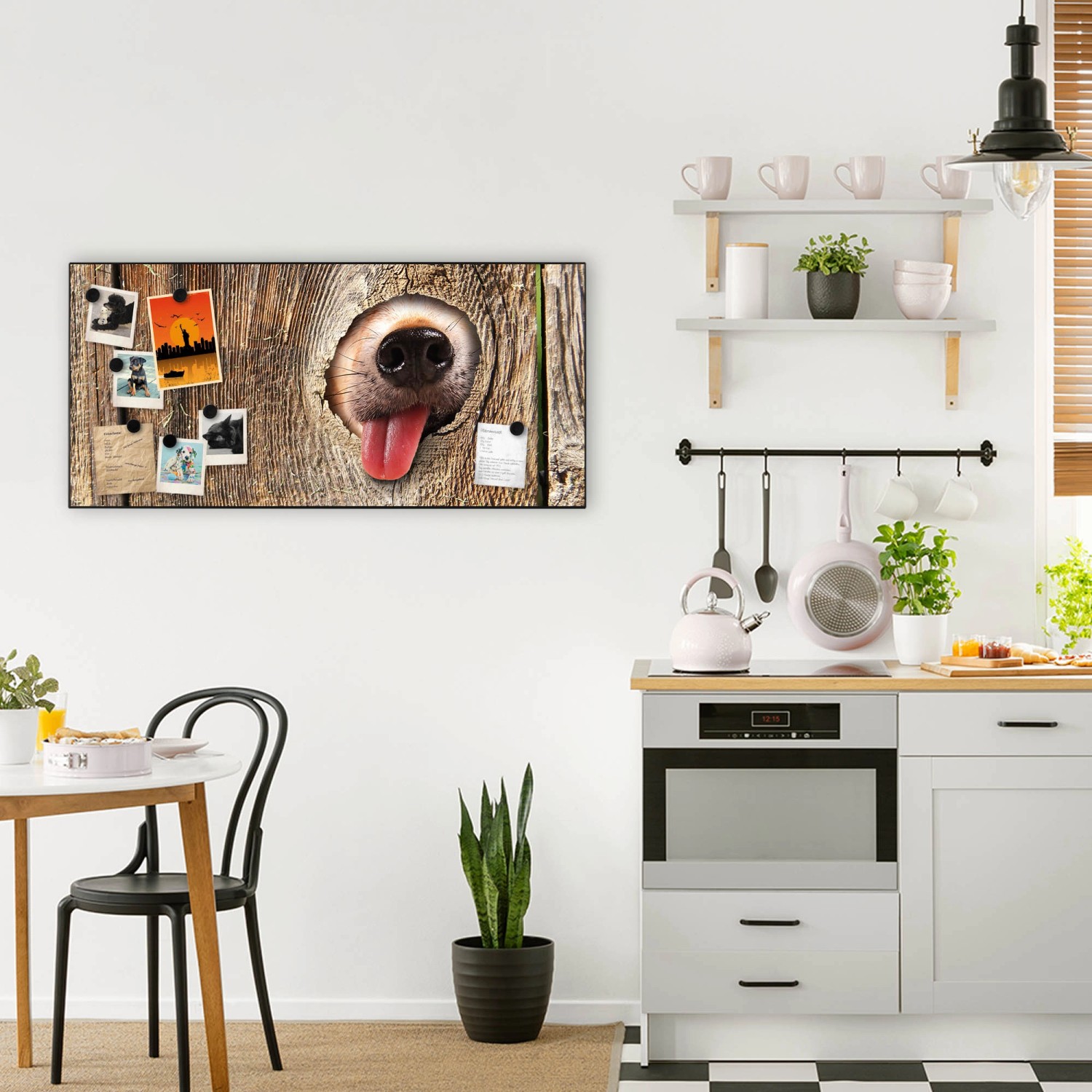 Schwarze Magnettafel 78x37cm mit Hundemotiv "Rumschnüffeln" und Magneten als Wanddekoration.