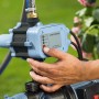 Hauswasserautomat HWA 3500: Pumpe mit Hand am Startknopf für die Gartenbewässerung.