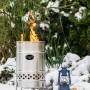 Feuerhand Pyron Feuertonne aus Edelstahl (25 l) mit Flammen und blauer Laterne im Garten.