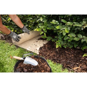 Windhager Unkrautmatte aus Naturfaser, Rolle 0,5x4m, wird im Garten verlegt.