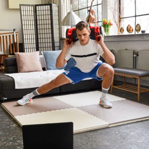Beige eyepower Fitnessmatte 90x90, 2er Set mit Mann beim Training auf der Bodenschutzmatte.