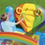 Up, In & Over Regenbogen Trampolin mit Kind beim Ringewerfen im Garten.