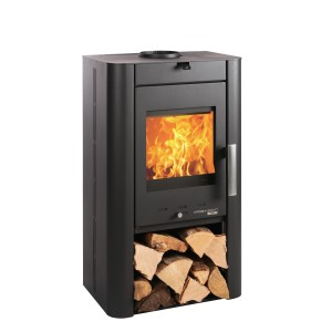 Schwarzer Haas+Sohn Kaminofen Prunus mit Natursteinverkleidung und Holzscheiten.