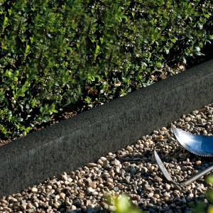 Abgerundeter, anthrazitfarbener EHL Rasenkantenstein (100x25x5 cm) als Beetbegrenzung.