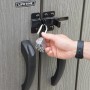 Detailaufnahme: Lifetime Gartenschrank mit Vorhängeschloss. Graue Holzoptik, abschließbar.