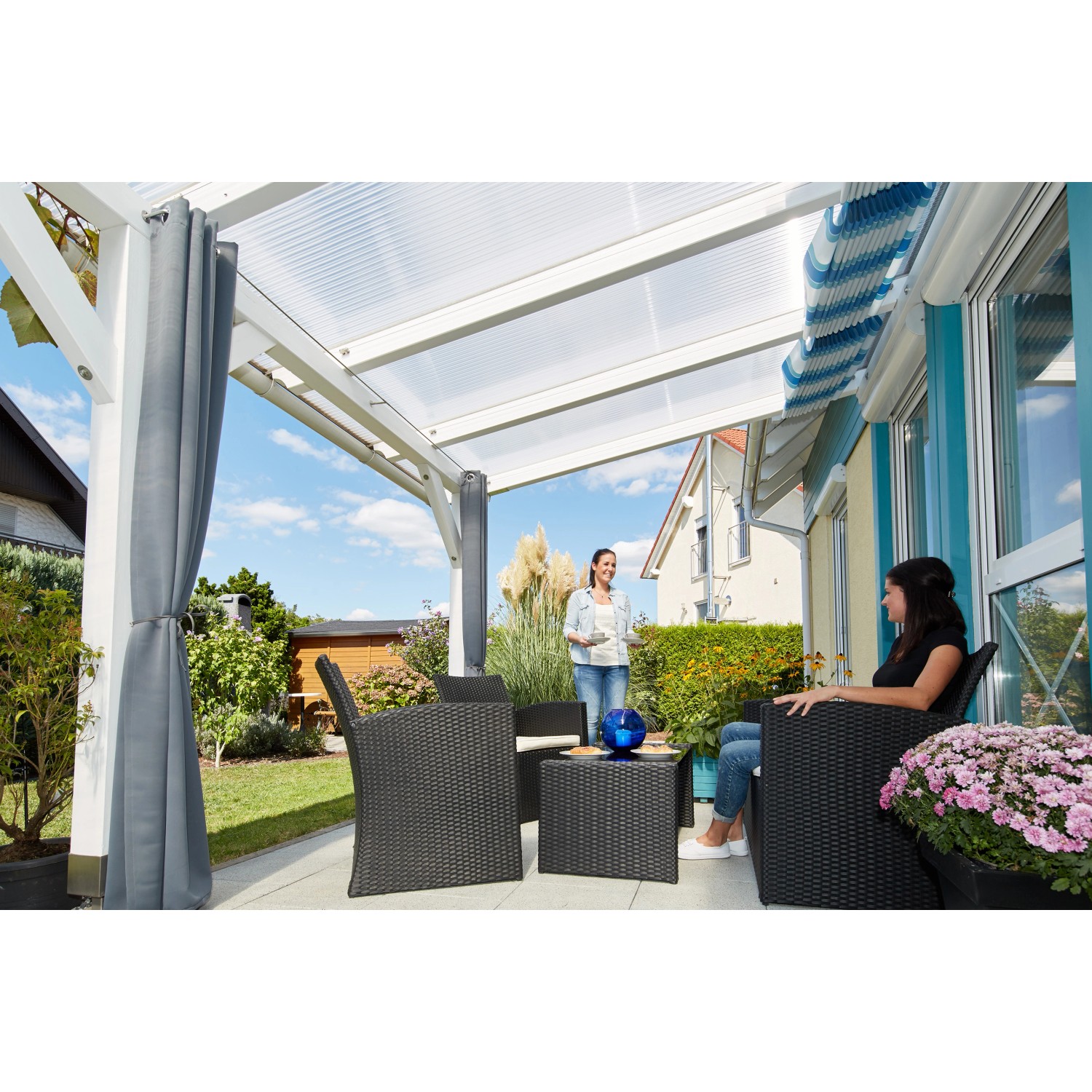 Transparente Acryl Stegdoppelplatte 16-32 als Terrassenüberdachung mit Sitzgruppe im Garten.