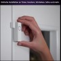 Installation des weißen Philips Hue Kontaktsensors am Fensterrahmen. Teil des Secure Starter-Sets.