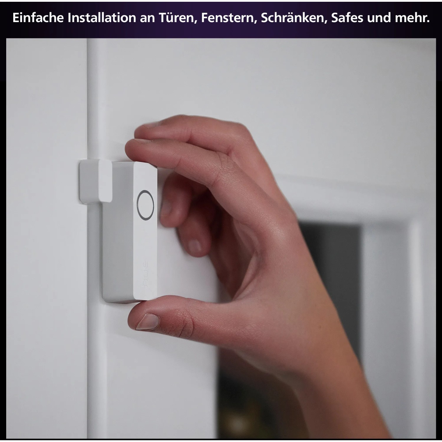 Installation des weißen Philips Hue Kontaktsensors am Fensterrahmen. Teil des Secure Starter-Sets.
