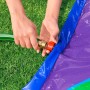 Anschluss eines Gartenschlauchs an die Bestway H2OGO Lunar Launch Wasserrutsche.