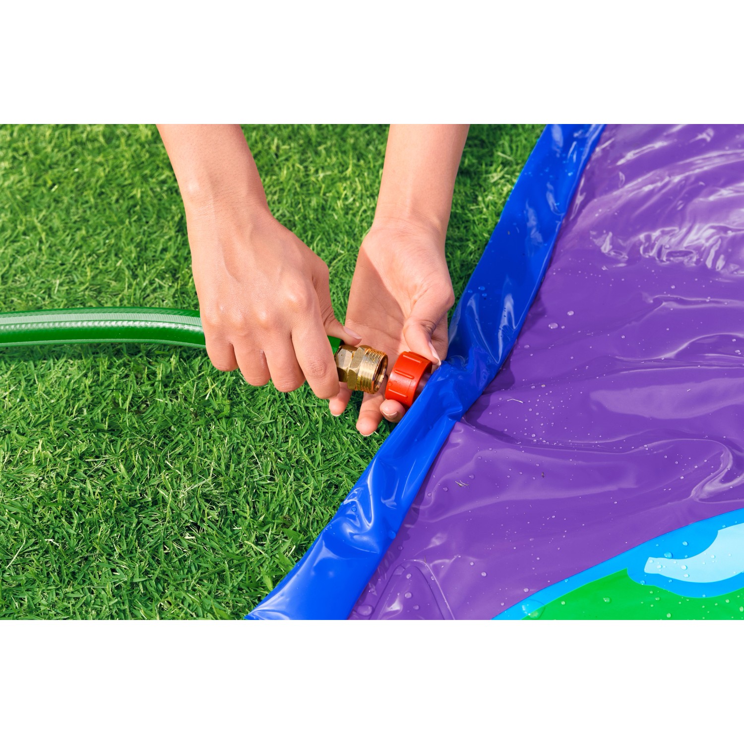 Anschluss eines Gartenschlauchs an die Bestway H2OGO Lunar Launch Wasserrutsche.