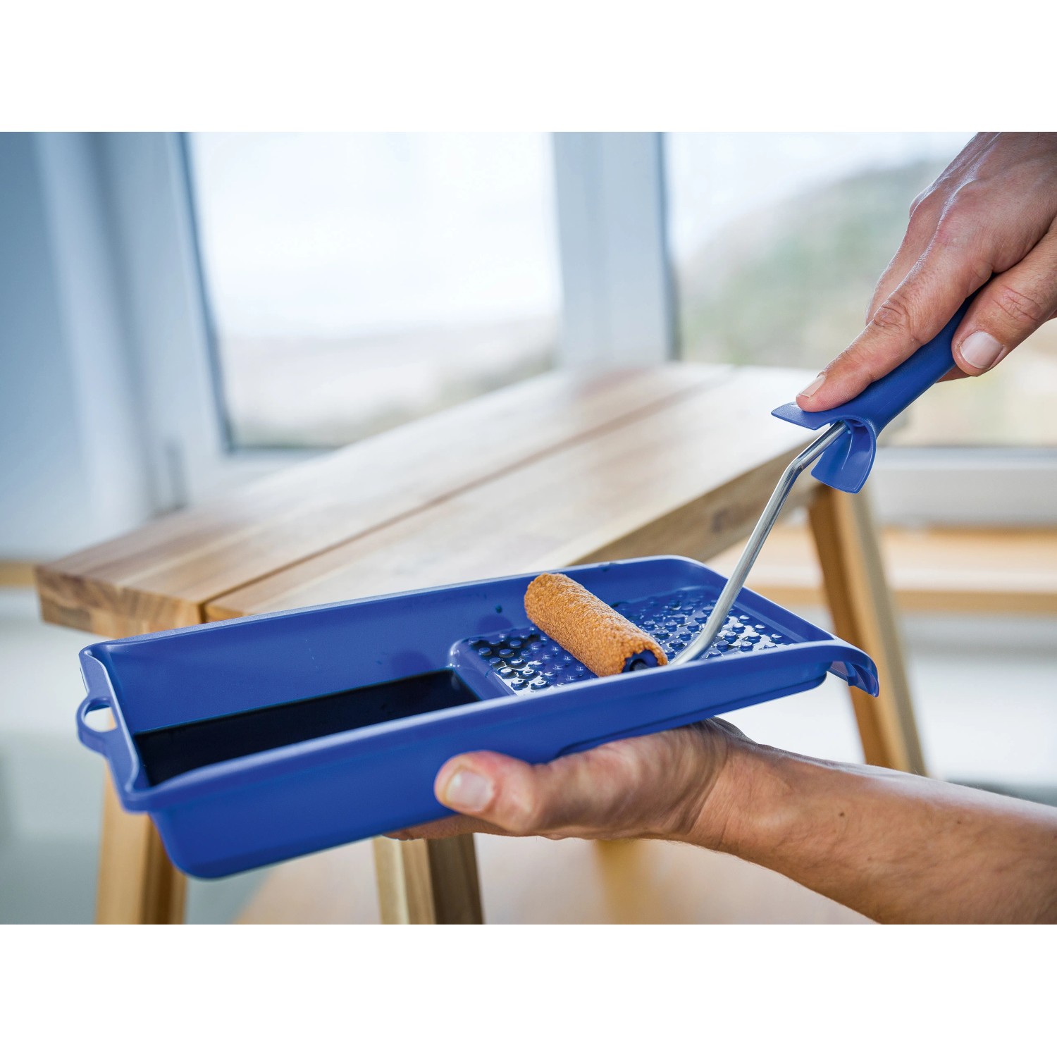 LUX Streich-Set Lasur, 4-teilig, mit Farbwanne, Walze und Bügel für Lasurarbeiten.
