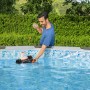 Mann setzt Flowclear Aquarover Poolroboter ins Schwimmbecken ein.