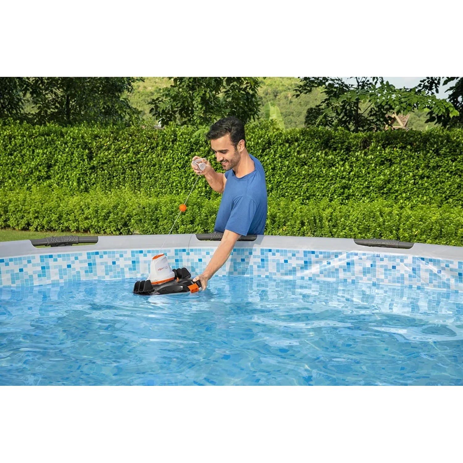 Mann setzt Flowclear Aquarover Poolroboter ins Schwimmbecken ein.