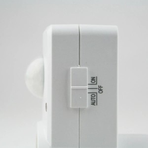 Detailaufnahme: Weißer world-trading-net Zwischenstecker mit Bewegungsmelder und Schalter.